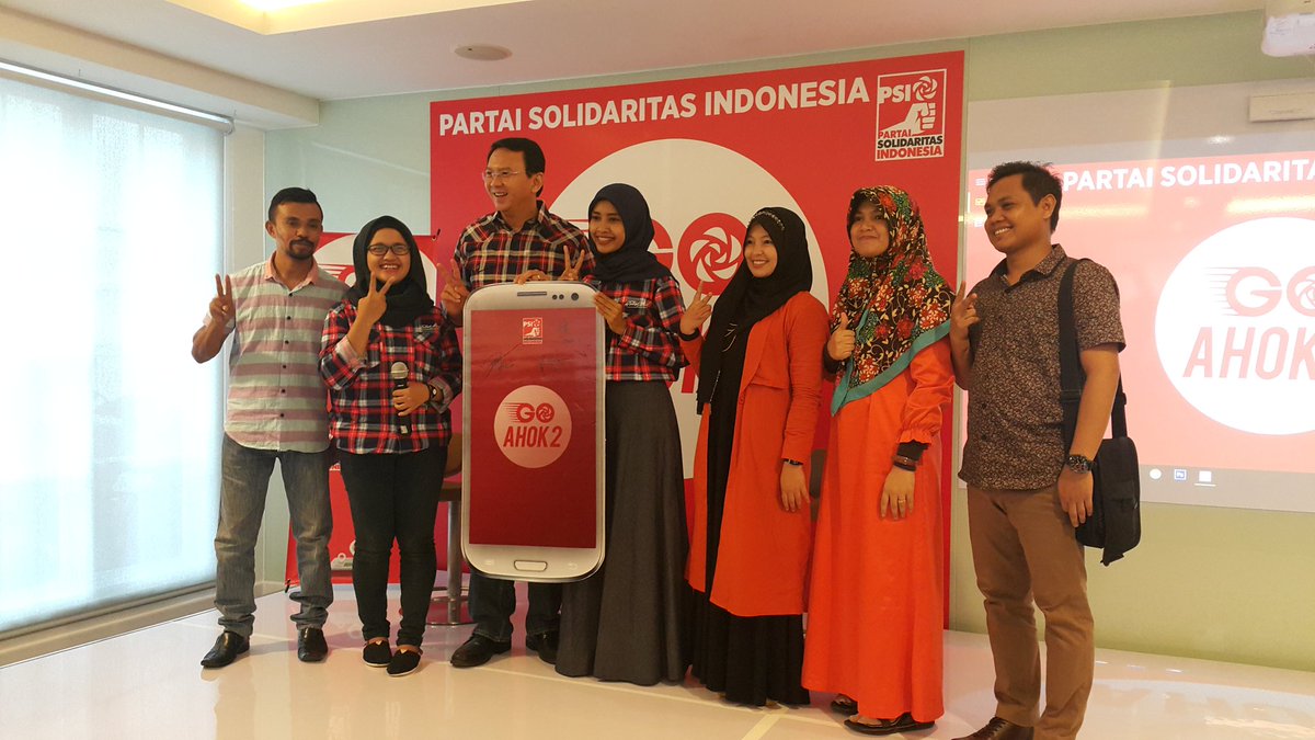 psi_id's tweet photo. Pak Ahok berpose dgn DPP PSI, @temanAhok dan relawan @MatahariJakarta #GoAhok2 https://t.co/qiroguco0g