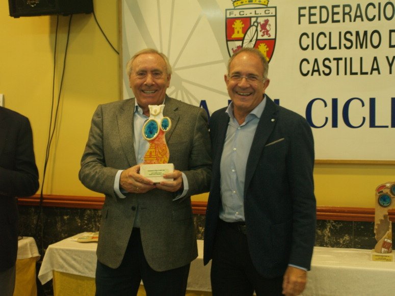 La @FCiclismoCyL entrega sus premios en la Gala Anual del Ciclismo de Castilla y León facebook.com/fedciclismocyl… #CiclismoCyL