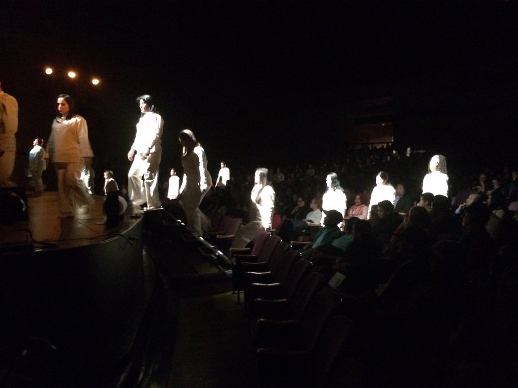 Teaterföreställning i Bogota. ALLA som uppträder är fd stridande i V-gerilla el H-paramilitär el offer för kriget. Försoning! #svtnyheter