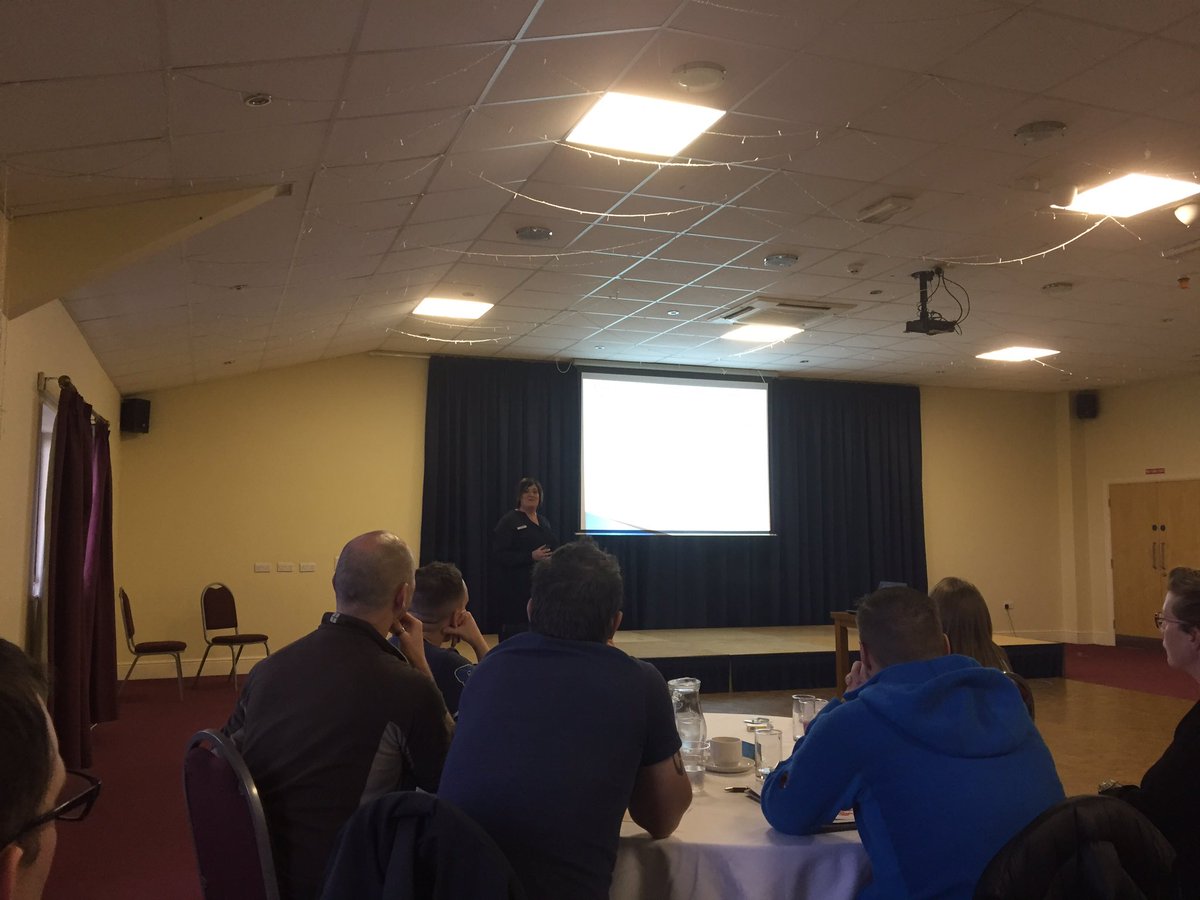 Kirsty_LLR's tweet photo. @credland_nicki from @FacHealthHull presents the #TraumaTriad to #TeamYAS - the coagulopathy decline 🚑 https://t.co/OuNraO8s5g