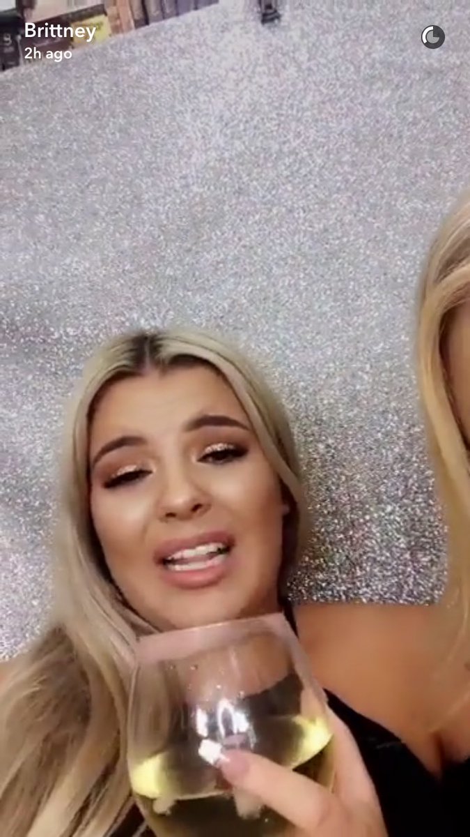 AmyQuinnXD's tweet photo. @britt_saunders  I have never laughed at someone's story so much 😂😂👌🏼👌🏼 you girls are fucking hilarious https://t.co/SsJ1fuJcaM