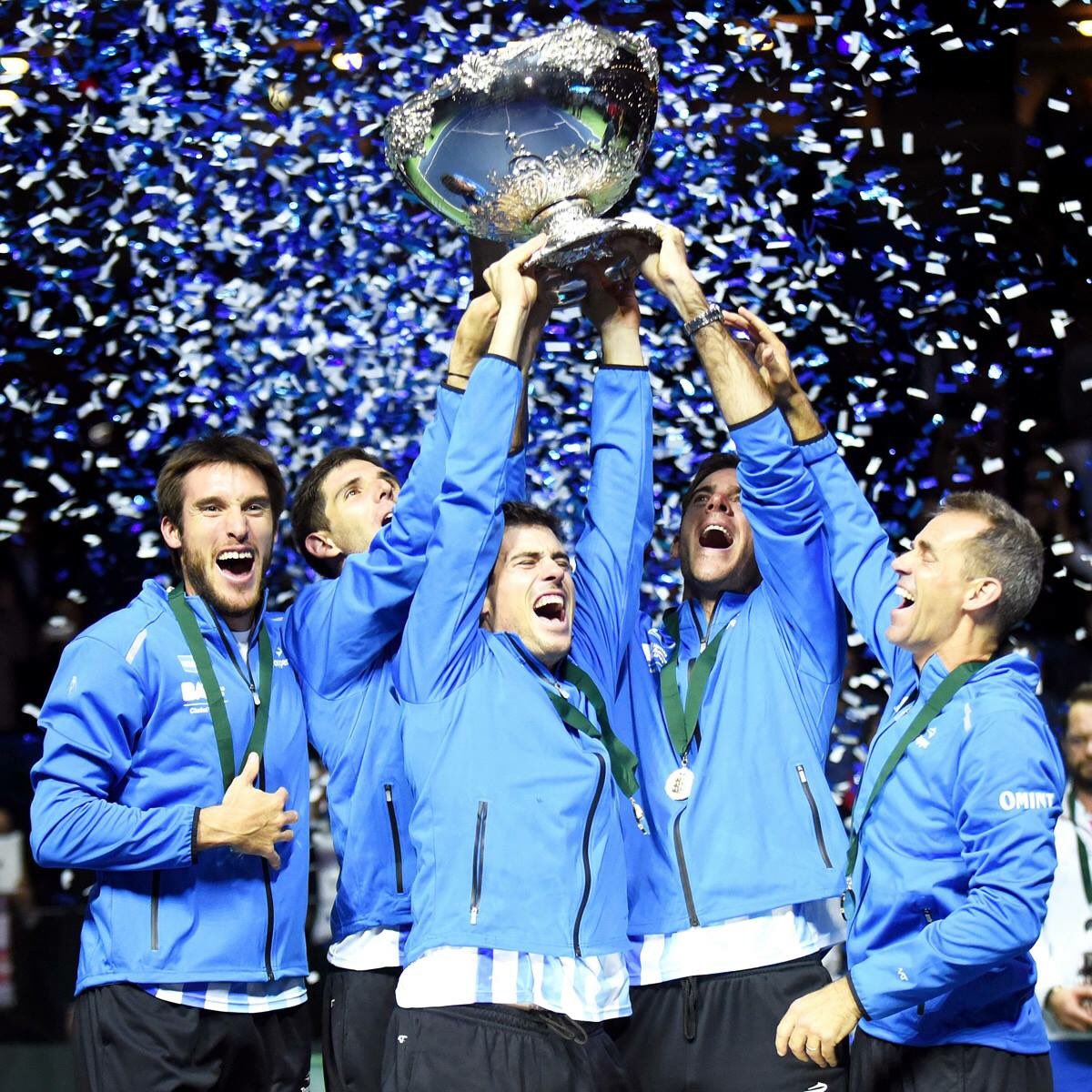 fuegos_los's tweet photo. Que grande el equipo argentino de tenis!!!! Felicitaciones por la copa!!!! https://t.co/6u2BmyGuRH