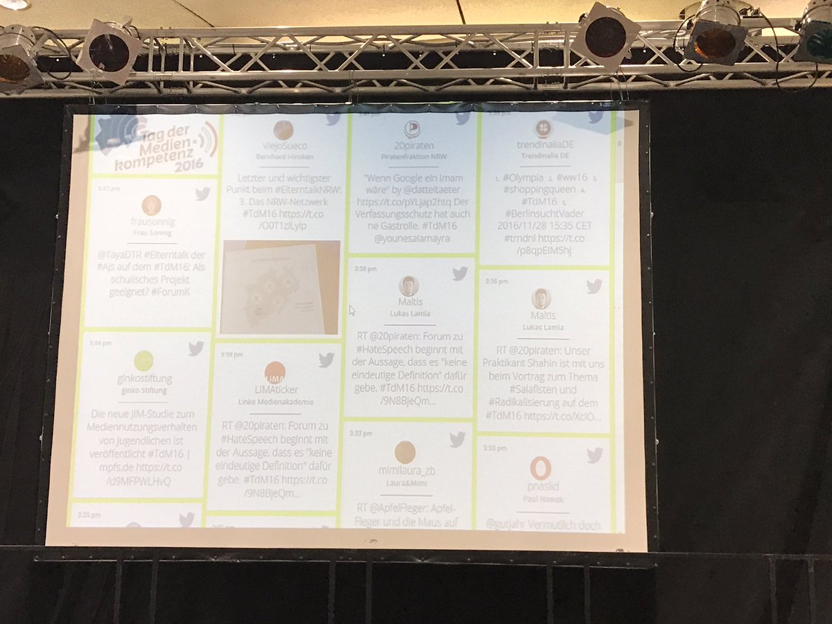 Tastenspieler's tweet photo. Twitterwalls twittern beim #tdm16 https://t.co/SRLDSkH31v