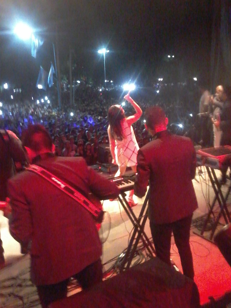 JuliiRiisso's tweet photo. Ree Feliz Pude Ver A Ángela Leiva En El Escenario Saludarla Y Sacarme Una Foto https://t.co/4NCNGBSvWx