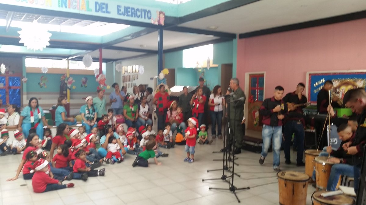 Los niños y niñas disfrutando la bienvenida al la navidad <a href="/CEIEjercito/">CEI del Ejército</a>  #EjercitoFanb