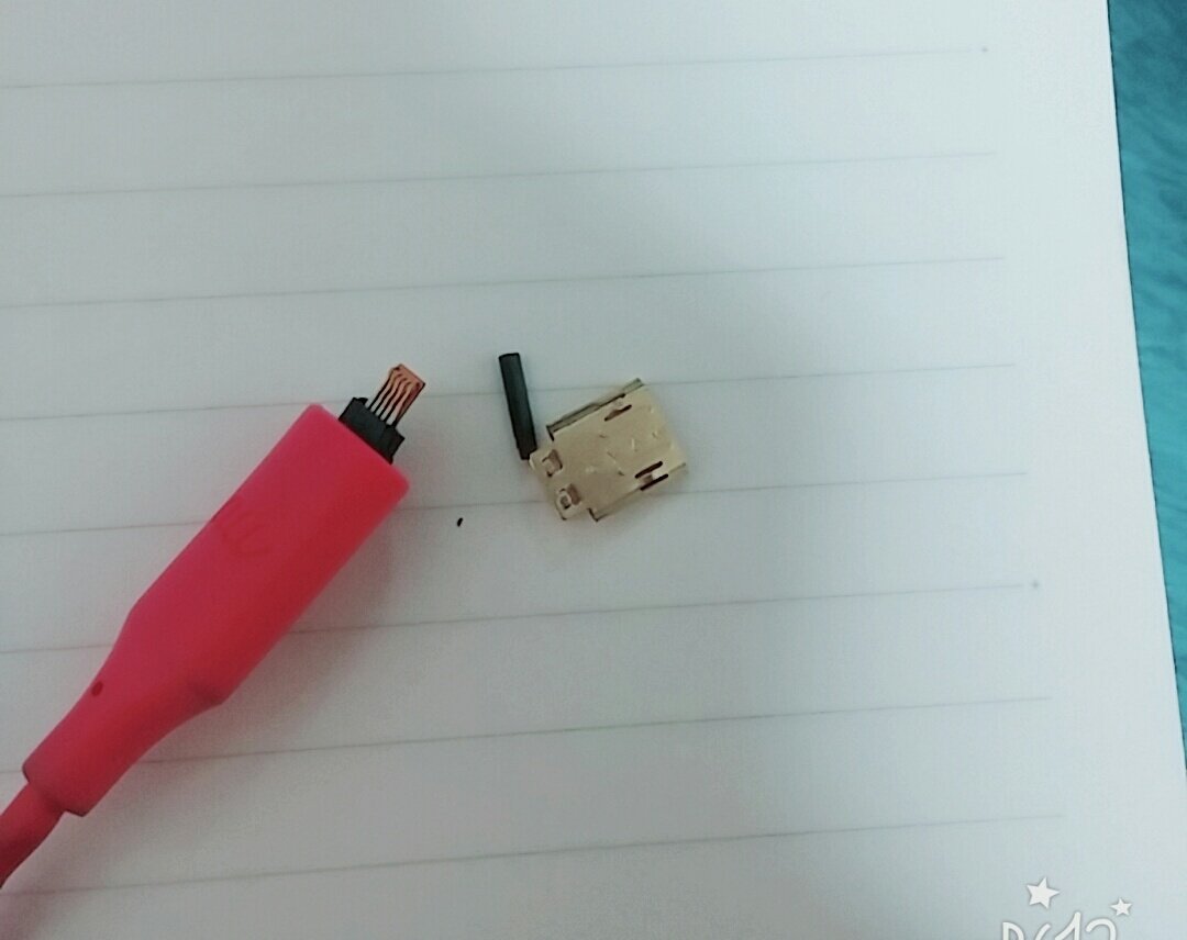 Lipton55t's tweet photo. 新しい充電器に変えた...😭😭😭 https://t.co/zAM2lJYCzO