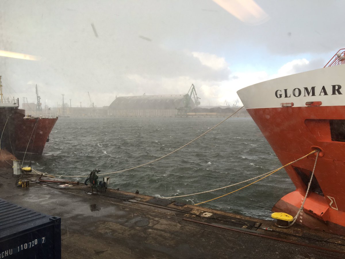 First snowfall of the season in #Gdynia <a href="/globalticmarine/">Globaltic Marine</a> #snow #weather #storm #wind <a href="/B_Ubiquitous/">iTweetThere4iAM</a>