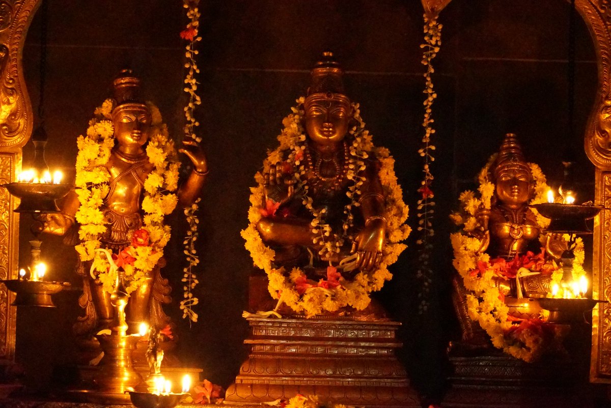 SriSamsthana's tweet photo. ಶ್ರೀರಾಮಚಂದ್ರಾಪುರಮಠದ ಸಮಸ್ತಸಾಮ್ರಾಜ್ಯವೂ ನಿಂತಿರುವುದು ಇದೇ☝ ಹೂವಿನ ಮೇಲೆ!
ಬಾರಿ ಬಾರಿಗೂ ಬರಸಿಡಿಲುಗಳು ಬಡಿಯುವಾಗ ಕೋಟೆಯಾಗಿ ಕಾಯುವುದು ರಾಮನ ಇದೇ☝ ಸುಪ್ರೇಮದ ಸುಮ! https://t.co/7gRNt3EGYE