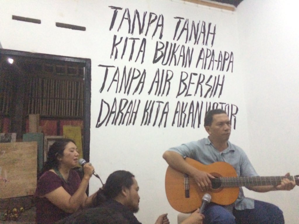 creativenet_id's tweet photo. Jhon Tobing dan Ade Tanesia menyanyikan lagu Tanah Kita pada peluncuran dan launching komik Dlimas di survive garage yogyakarta https://t.co/6f5muvO9en