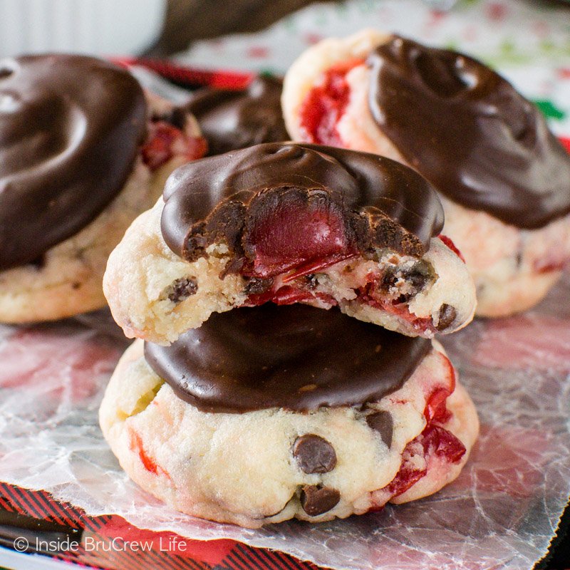 BruCrewLife's tweet image. {New} Chocolate Chip Cherry Cookies. These soft #cookies are a must make for #holiday parties! insidebrucrewlife.com/2016/11/chocol…  @PillsburyBaking #ad