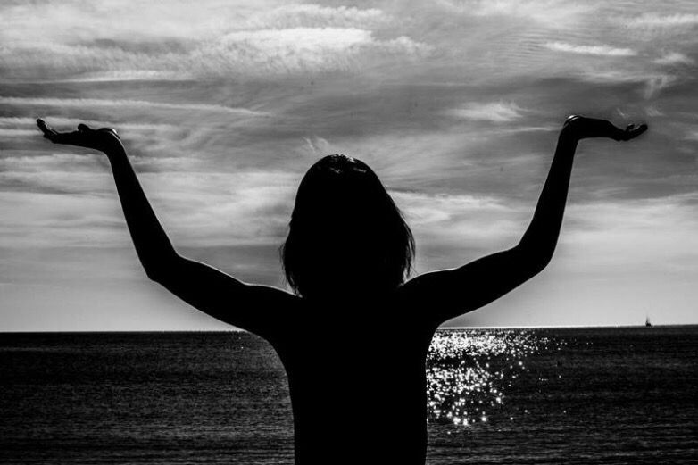 femininecollect's tweet photo. FC FEATURE:
The Bare Bones Of It
By @VoleQueen

https://t.co/nGip8XDPvX

#mondayblogs #grieving #lossofmother #mondayblues
#mondaymotivation https://t.co/f3No5w7TZ1