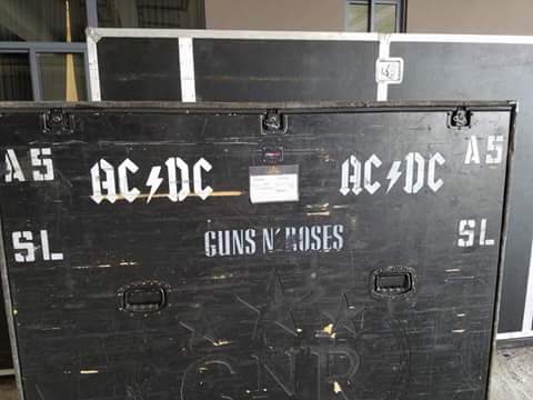 SlashOnFire2014's tweet photo. @gunsnroses Load in @ElPalacioMx 29 y 30 Nov México df @Slash #Slash
#Notinthislifetour https://t.co/UBlVHbXgsI