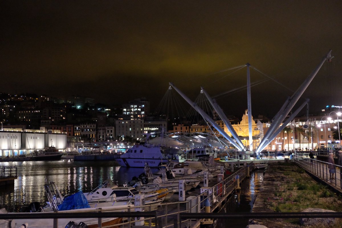 EleBellesini's tweet photo. #Genova 👭👣 https://t.co/DkyEtrH7HM