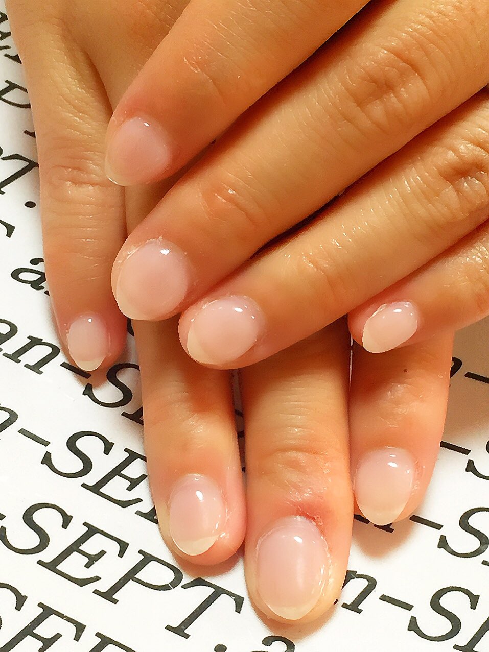 An Sept ナチュラルコース3980円 介護士のお客様なのでクリアではなくすこし紫のクリアでお色をつけました とても綺麗ですね 乾燥で手が荒れてますが徐々に治していきましょうね ありがとうございます アンセプト ネイルサロン マツエク