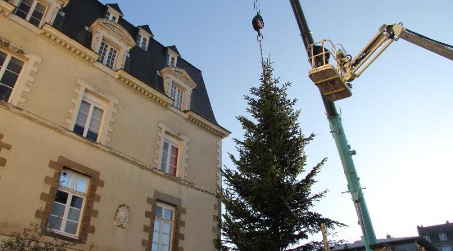 Noël à Rennes. Place des Lices, le sapin dépasse celui de l’Élysée ! dlvr.it/Mm2gDQ