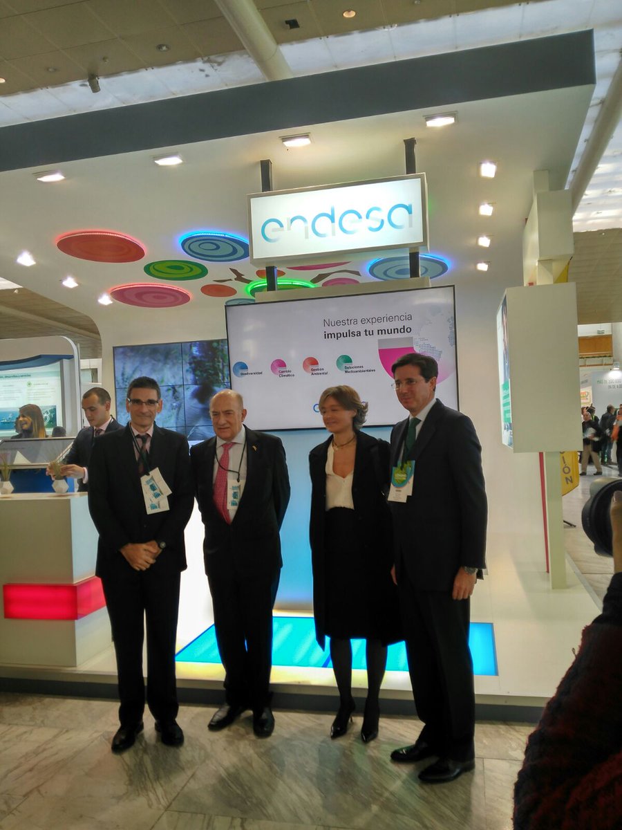 Endesa's tweet photo. La Ministra de Medio Ambiente Isabel García Tejerina, ha colocado ya su propuesta en el Acelerador de Ideas. #CONAMA2016 #EconomíaCircular https://t.co/JiGMUIz6vl