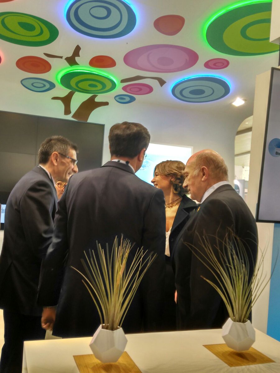 Endesa's tweet photo. La Ministra de Medio Ambiente Isabel García Tejerina, ha colocado ya su propuesta en el Acelerador de Ideas. #CONAMA2016 #EconomíaCircular https://t.co/JiGMUIz6vl