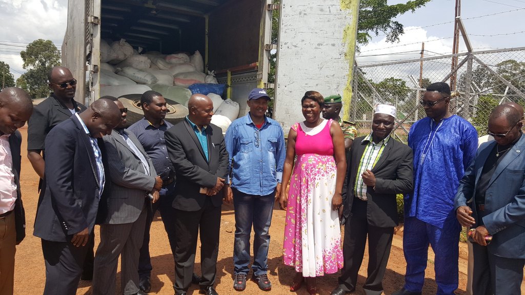 FreddyHon's tweet photo. @FreddyHon #Le Maire de la ville  a posé  un geste de solidarité à l'endroit de la populatiion de Muyinga en leur octroyant 15 t de vivres# https://t.co/q6LAH142MI