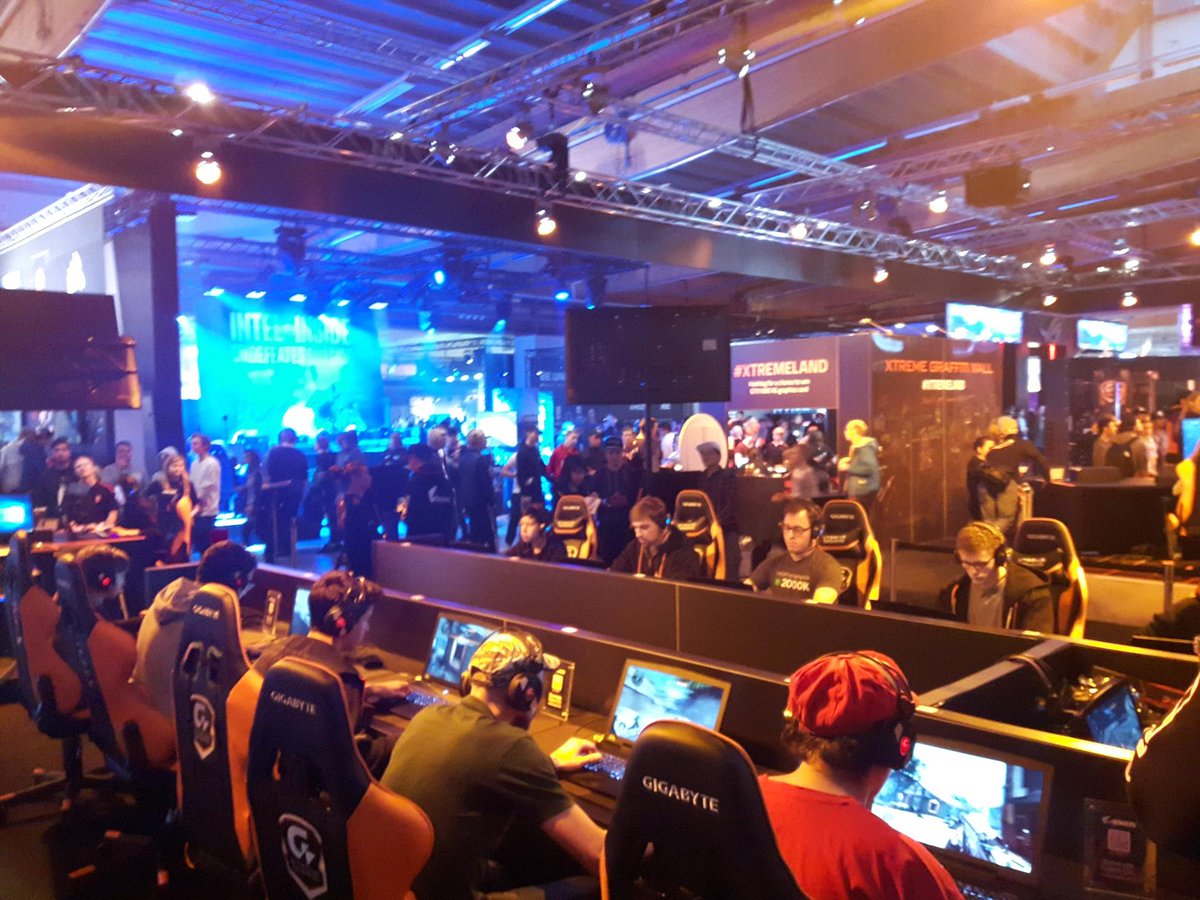 AORUS_France's tweet photo. #AORUS était à la #DreamHackWinter2016 ! Prochain RDV, plus proche de chez vous cette fois-ci, la #DreamHack sera à #Tours ! #DHW16 #DHFR17 https://t.co/aubxwgicHv