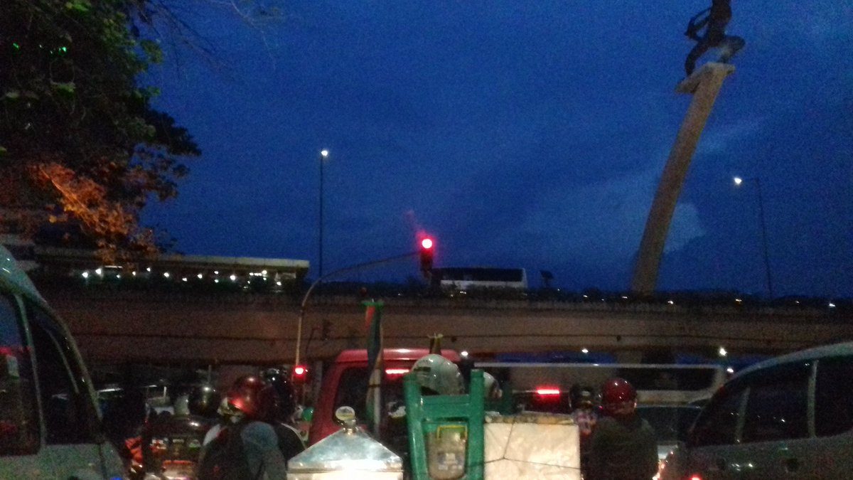 Siskamaulida_'s tweet photo. Lalin sekitar Patung Pancoran padat pd pk 18.10WIB. @SonoraFM92 @TMCPoldaMetro https://t.co/0YCYiPyj0l