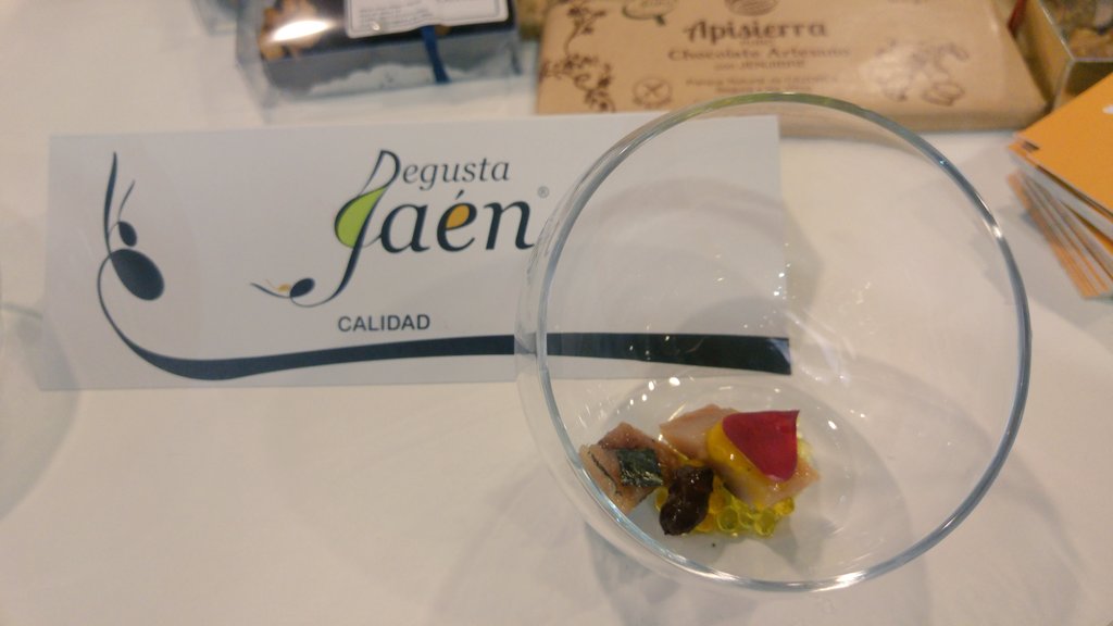 DegustaJaen's tweet photo. Ahora mismo en #JaénAove2016 @MoratillaBarRes prepara "Xtreme Manjar" con @apisierra #DegustaJaén https://t.co/GlAPU5gzYd