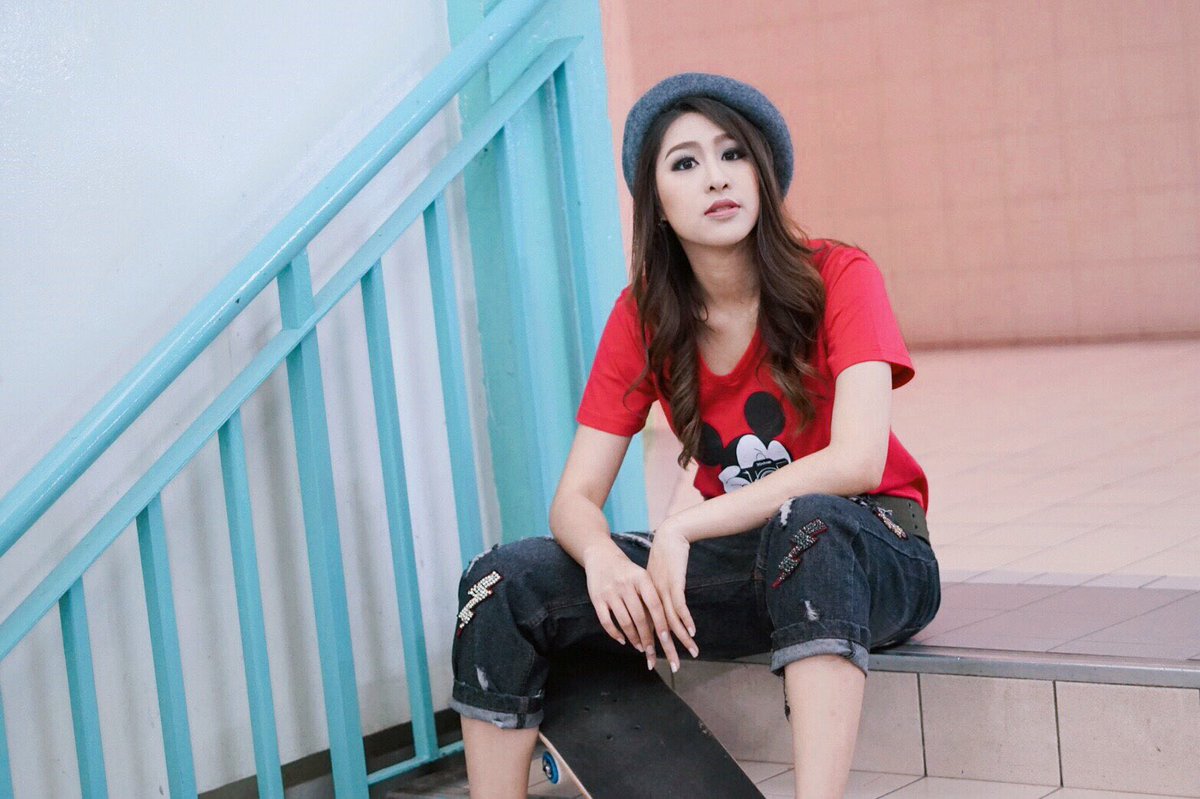 aimsatidaa's tweet photo. "หากไม่ดูเป็นการรบกวน
ก็จะชวนเธอมารักกัน
ถูกใจเธอมาตั้งนาน รู้ไหม"  #reply1990 https://t.co/PDhMKs70Um