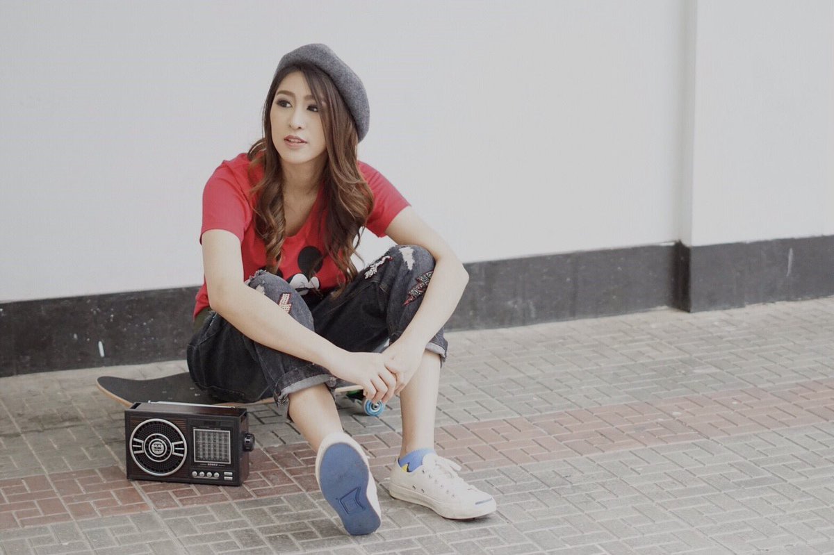 aimsatidaa's tweet photo. "หากไม่ดูเป็นการรบกวน
ก็จะชวนเธอมารักกัน
ถูกใจเธอมาตั้งนาน รู้ไหม"  #reply1990 https://t.co/PDhMKs70Um