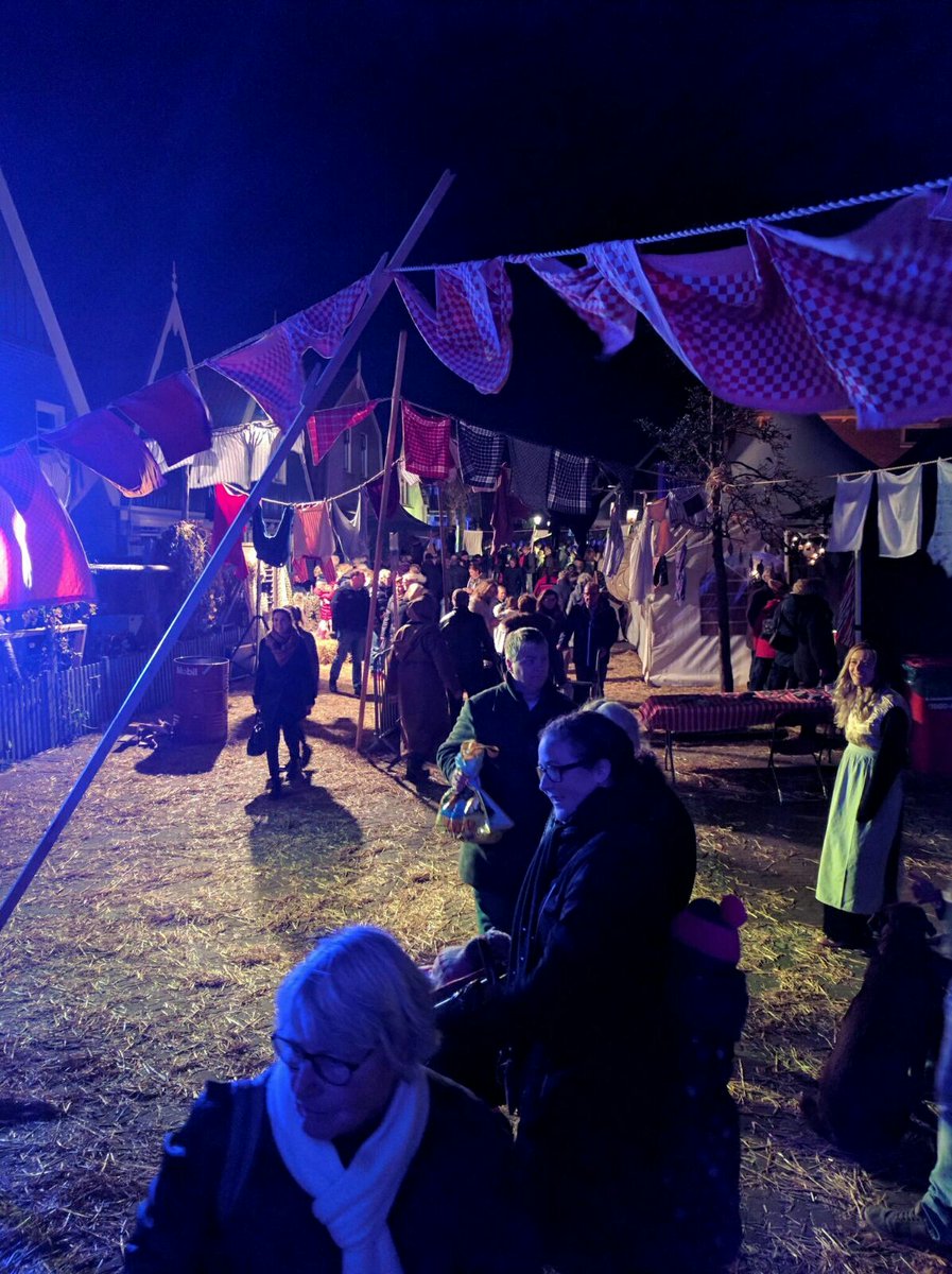 TouristInfoUrk's tweet photo. November... saai?! No way!  Nagenieten van een geweldige maand! #Suunterkloas intocht, prachtige luchten en een supergaaf #UrkInWintersferen https://t.co/1CvpfxAcZL