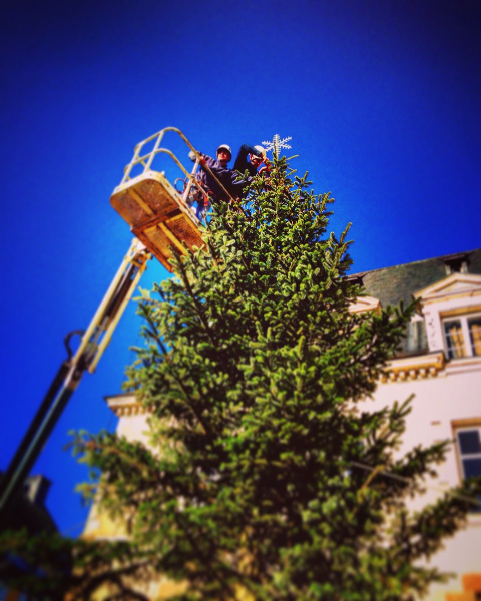 installation de l'étoile du Sapin <a href="/LeCarreRennes/">Le Carré</a>  avec #ChaudetPaysage <a href="/AstorgBruno/">Bruno ASTORG</a> #rennes #Noel2016 #SapinDeNoel #restaurant