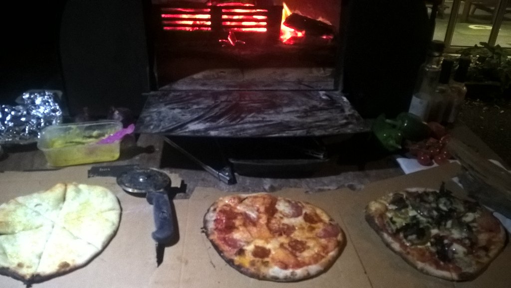 365Outdoordes's tweet photo. Cooking up fresh hot pizza and cheesy garlic bread on the Bb80! https://t.co/TsjT5qM4RV