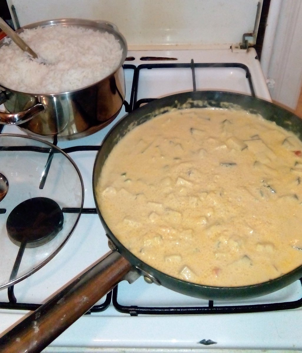 Immer_Montags's tweet photo. #ImmerMontags Wir begrüßen Ina in unserer Runde, die auch gleich ein leckeres Curry für uns gekocht hat. #Rezept: https://t.co/SmES24Nps3 https://t.co/7iuXYU0gfd