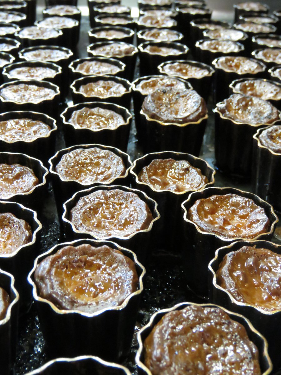 Pas d'dée pour le dessert ? 
Nos #canelés sortent du four !!
#cannelés #artisanal #Patisserie #Gourmandise