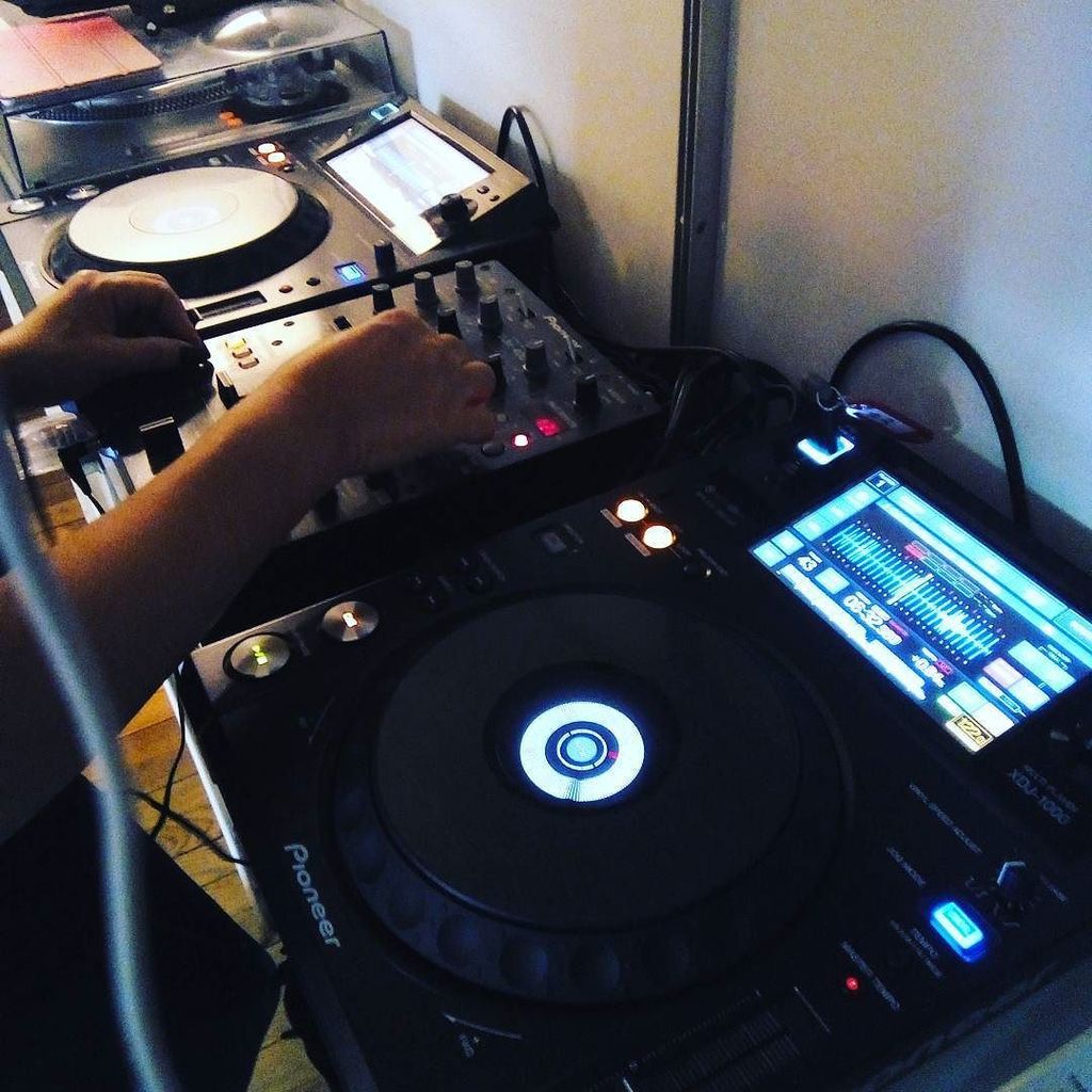 HannaHaisParis's tweet photo. New home set up #pioneerdj #xdj1000 #nosynch #housemusic #deephouse #deeptech #techno #afrotech #afrodeep #afrohou… https://t.co/qXKyNLveQk