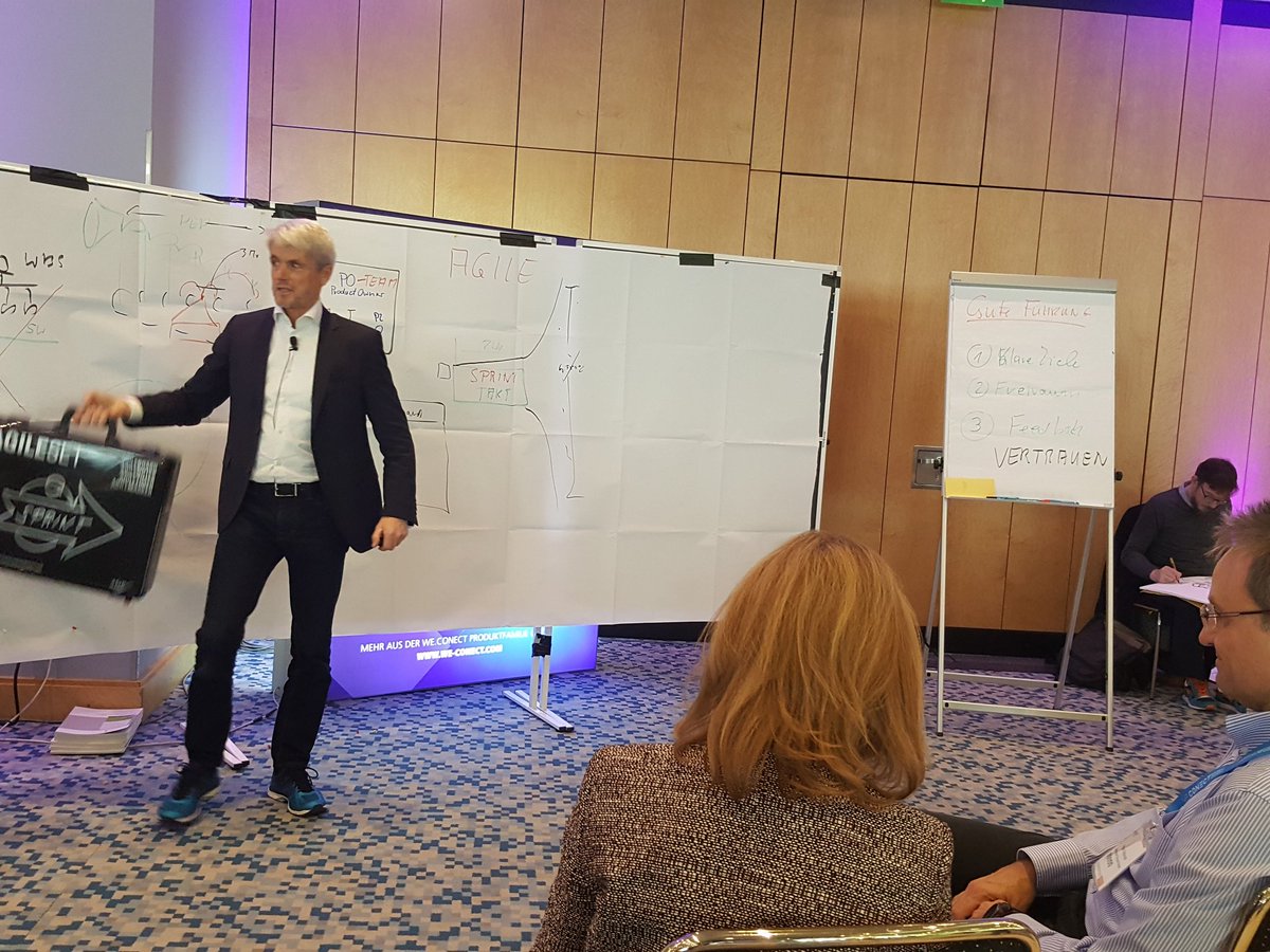 AyeltKomus's tweet image. Axel Schröder zeigt wie #Scrum &quot;Menschen größer macht&quot; #agilePEP