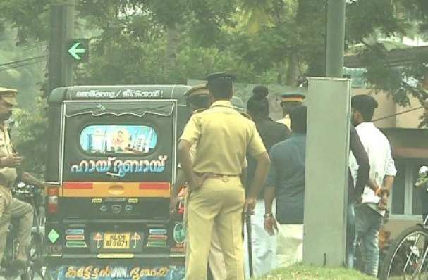 mathrubhumi's tweet photo. ഹര്ത്താലില് വലഞ്ഞ് ജനം I Video https://t.co/PzNHNQMUJH #Hartal #LDFHartal #KeralaHartal #500_1000notes https://t.co/z8AomnHfWr