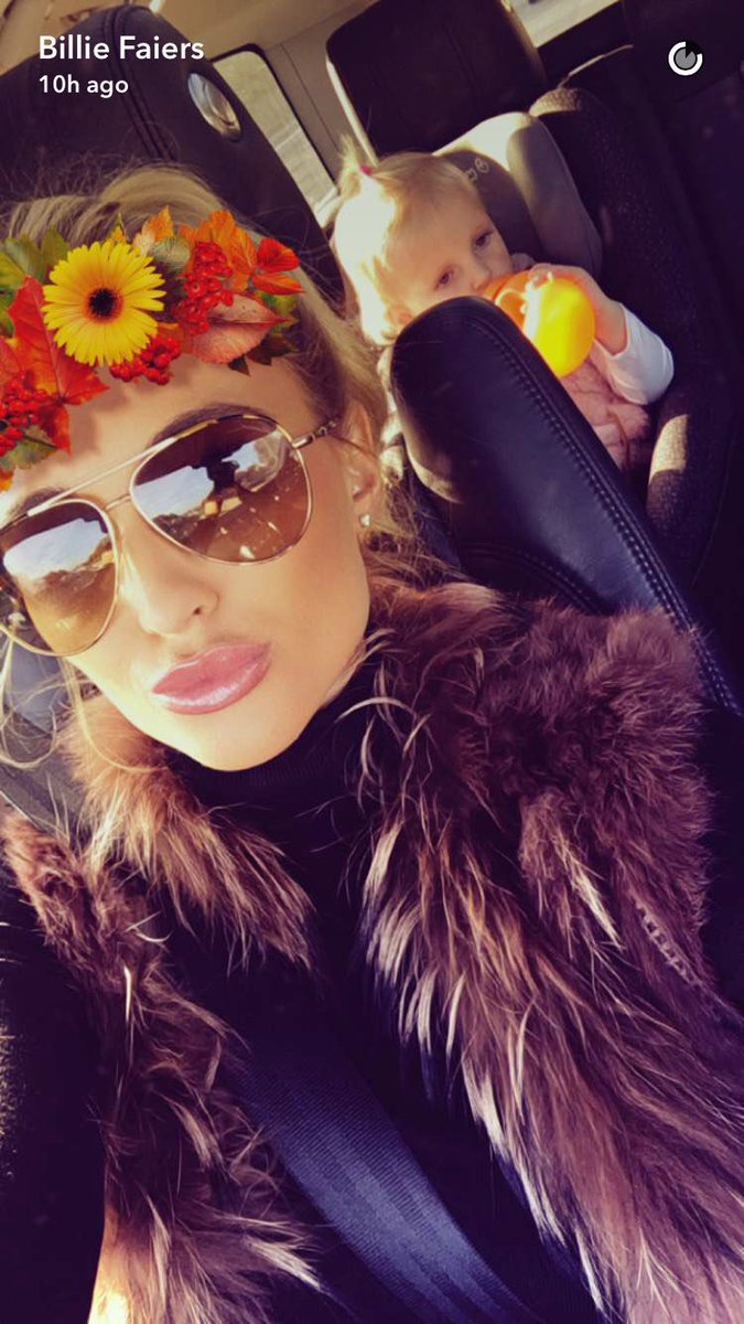 sparkle2987's tweet photo. @BillieFaiers Would love to know where your gilet is from on your Snapchat, been looking everywhere 😍😍 https://t.co/erVxUyeJhU
