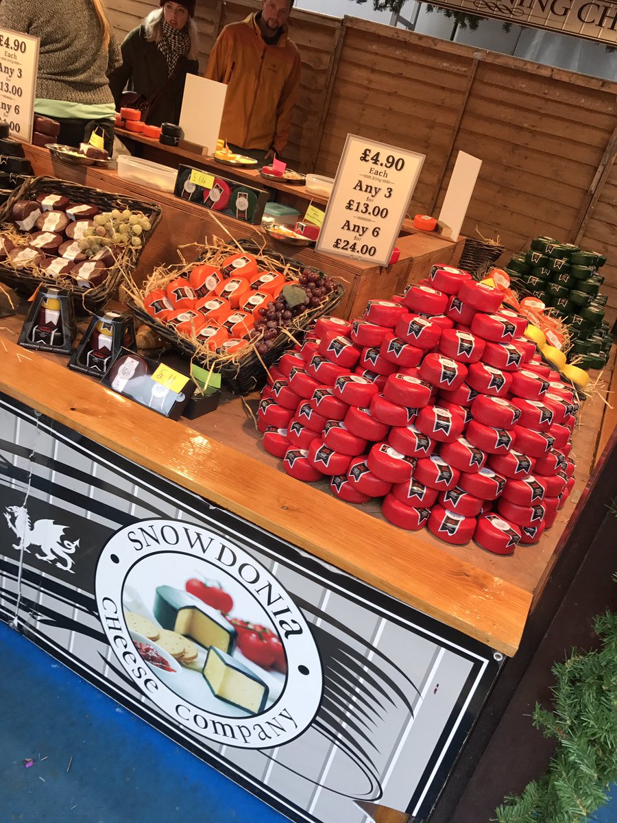 mitchellz87's tweet photo. Always have to pick up @snowdoniacheese at Edinburgh Christmas Market #blackbomber #rubymist #picklepower https://t.co/XeGgujjrKn