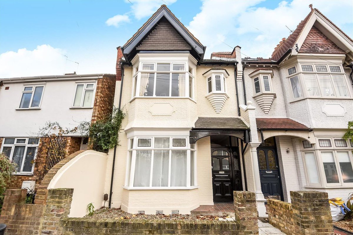JacksonsSW's tweet image. Our property of the week: a substantial six bedroom house, situated in a top notch #TootingBec location.
goo.gl/EnU7KD