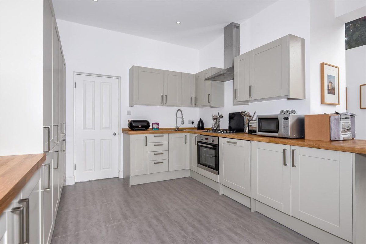 JacksonsSW's tweet image. Our property of the week: a substantial six bedroom house, situated in a top notch #TootingBec location.
goo.gl/EnU7KD