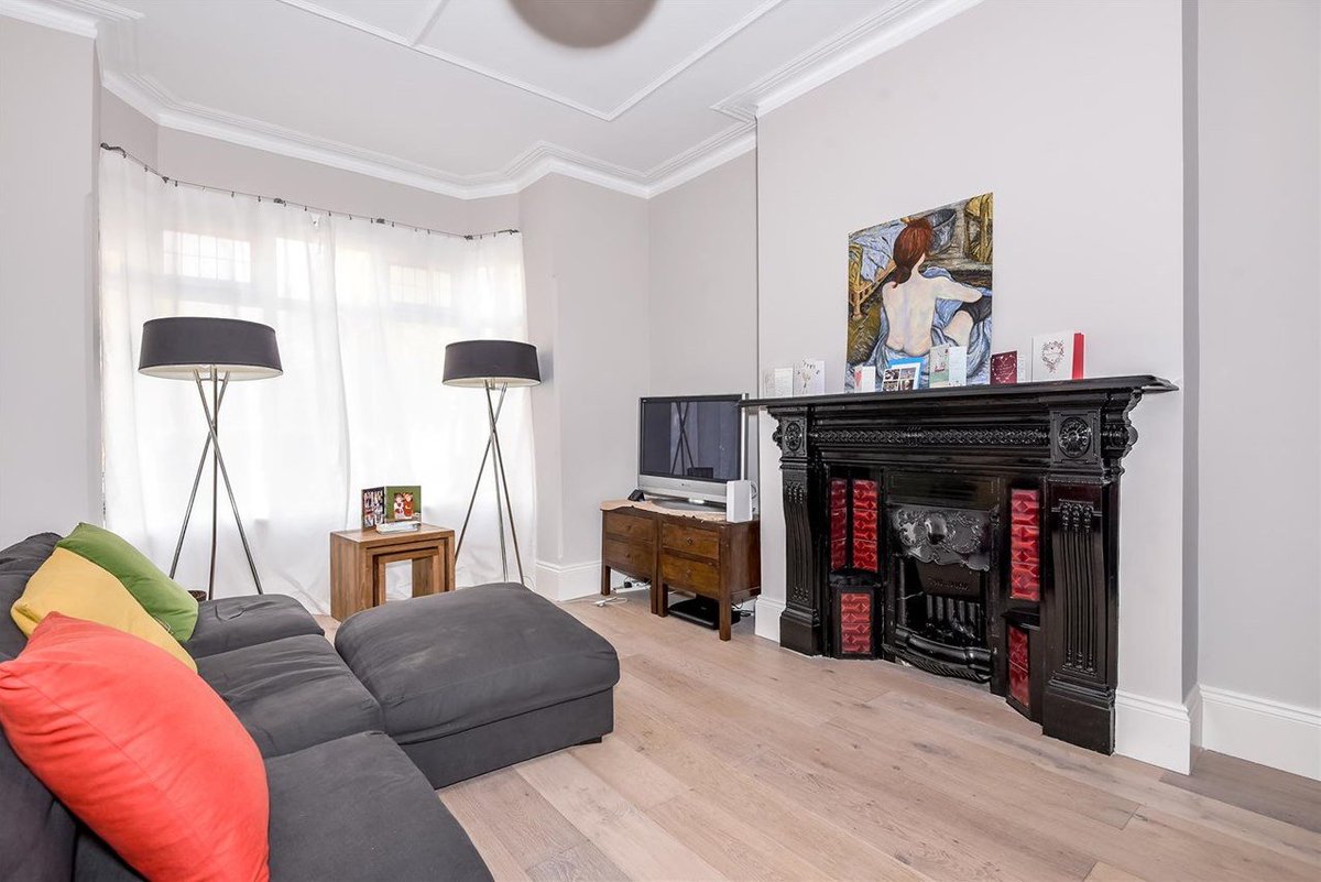 JacksonsSW's tweet image. Our property of the week: a substantial six bedroom house, situated in a top notch #TootingBec location.
goo.gl/EnU7KD