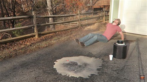 まぜるな危険良い子も悪い大人もまねしちゃダメ コーラのボトルに液体窒素を入れたらどうなるか , ねとらぼ