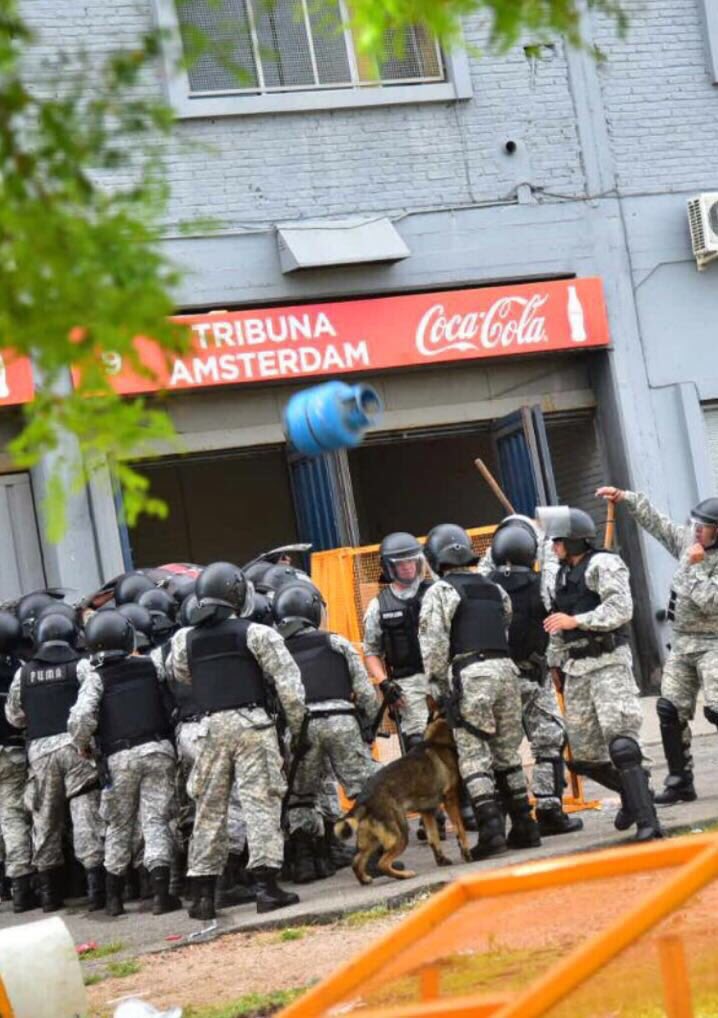 Roberto_Moar's tweet photo. Cuando vayan a opinar, recuerden que así quedó el funcionario policial agredido con una garrafa. https://t.co/FqwI9GROHp