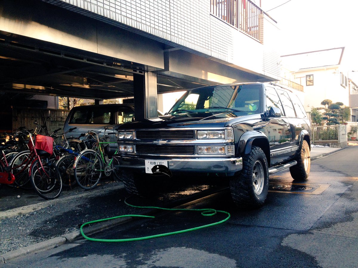 tks556's tweet photo. 遂に今日4年間乗ってきたタホが引き取られて行った😭
納車してすぐの写真はホント綺麗だから随分ボロくしてしまったな😞
最後に次の車とツーショット撮れたのは嬉しい✨ https://t.co/TlcHVcxIDB