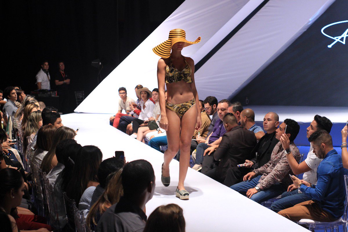 FajardoPhoto's tweet photo. @BQFW espectacular la pasarela @PerlaDavila1 cubrimiento especial por
@ALOdigital #modacolombiana #Barranquillafashionweek https://t.co/9dp3gaV556