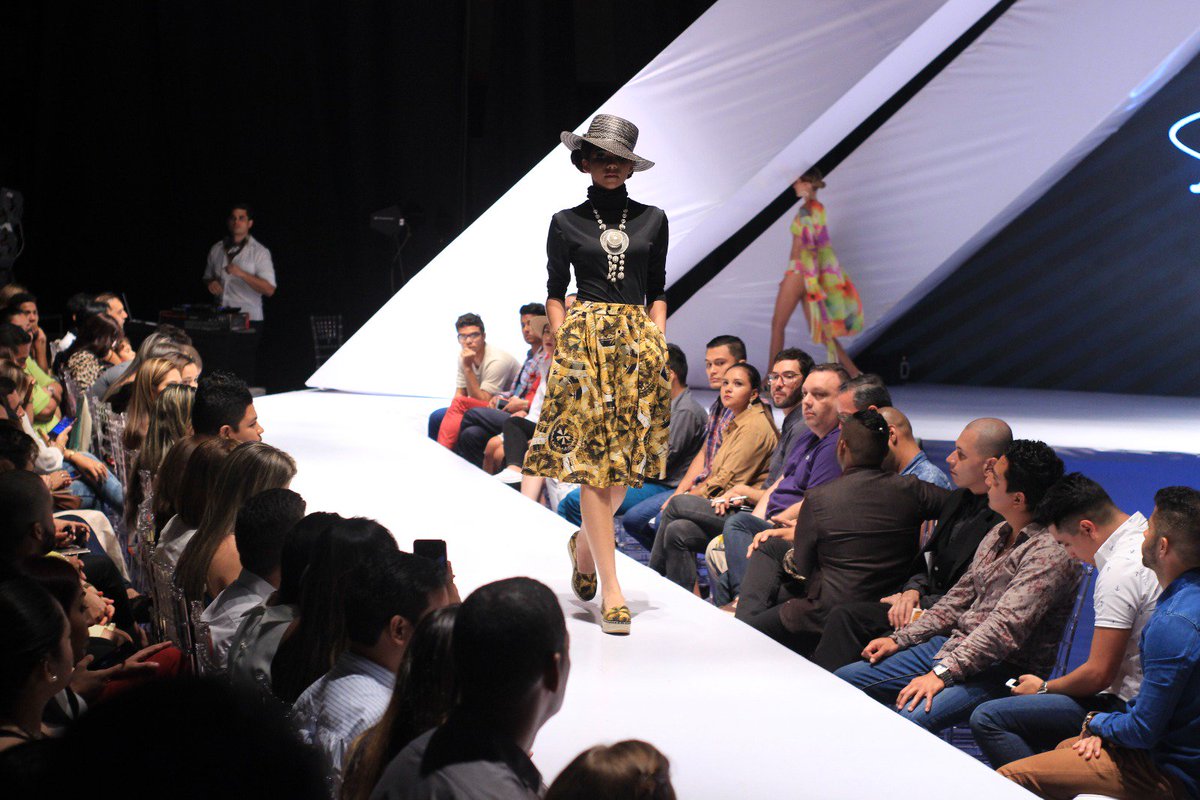 FajardoPhoto's tweet photo. @BQFW espectacular la pasarela @PerlaDavila1 cubrimiento especial por
@ALOdigital #modacolombiana #Barranquillafashionweek https://t.co/9dp3gaV556