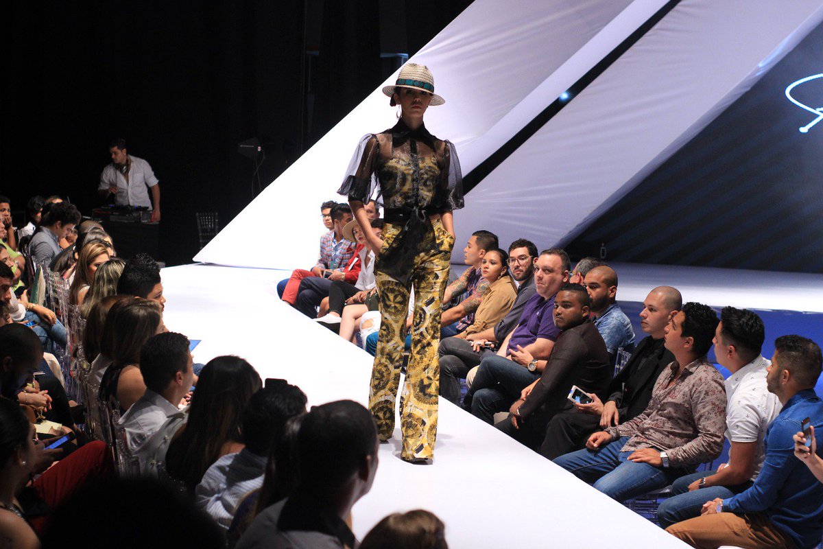 FajardoPhoto's tweet photo. @BQFW espectacular la pasarela @PerlaDavila1 cubrimiento especial por
@ALOdigital #modacolombiana #Barranquillafashionweek https://t.co/9dp3gaV556