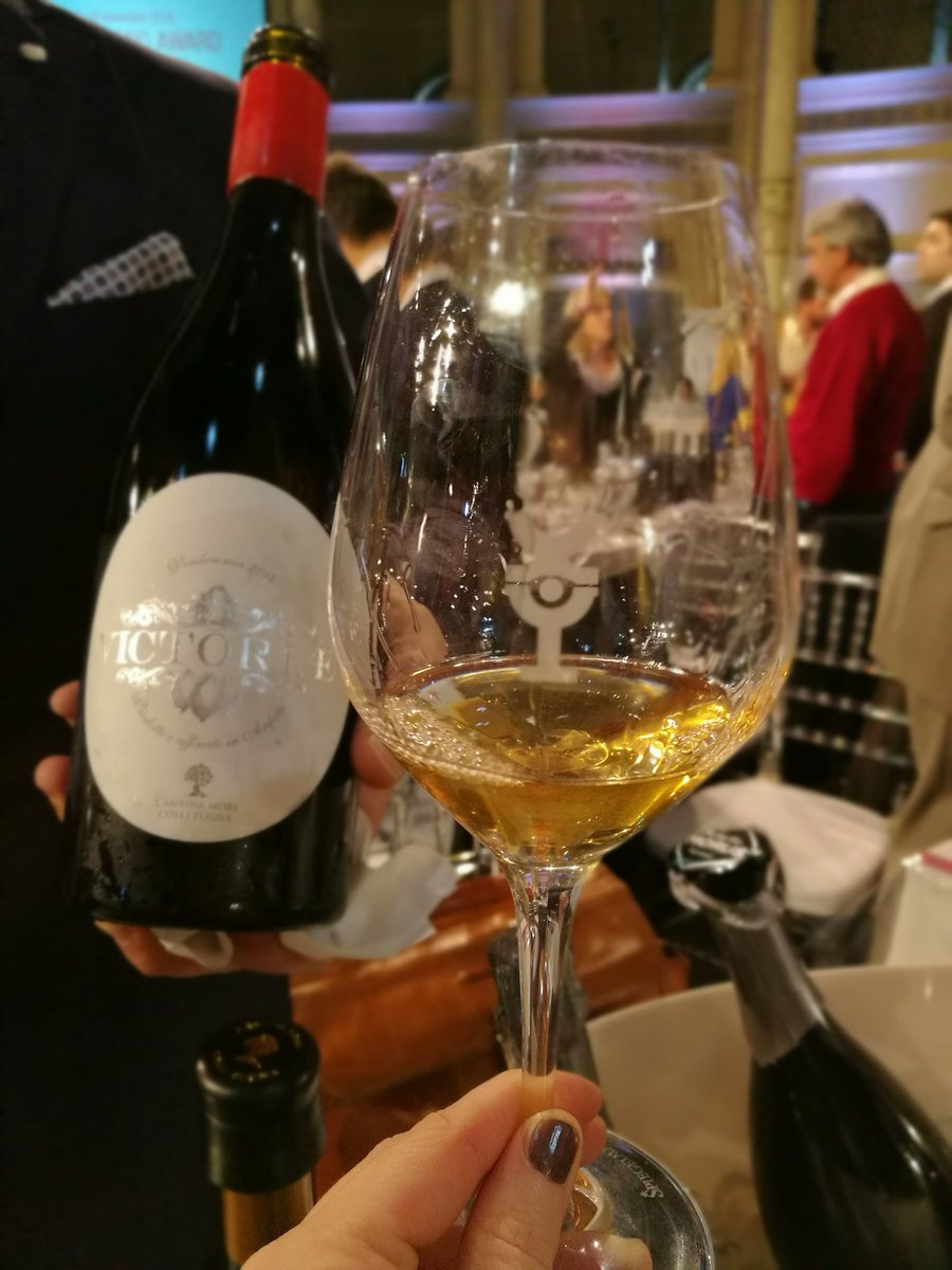 CranberryCeC's tweet photo. .@CantinaMori al @MeranoAwardRoma 
Vini eccezionali, cantina innovativa e all'avanguardia.
Il 🔝 vino Victoriae fermentato in anfora 😍 #wine https://t.co/tiF0hjRatw