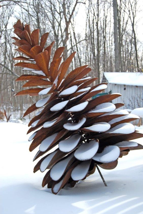 LandscapeEvent's tweet photo. This #PineCone #Sculpture made of old shovels by #FloydElzinga looks amazing covered in #snow! #Winter #Nature #Art #Upcycle https://t.co/8r81wXLTO1