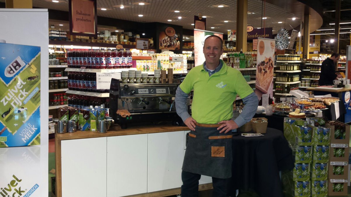 #cappuccino maken @HanosGroningen met <a href="/Zuivelrijck/">Zuivelrijck</a> #barista #onroad #kwaliteitsmelk