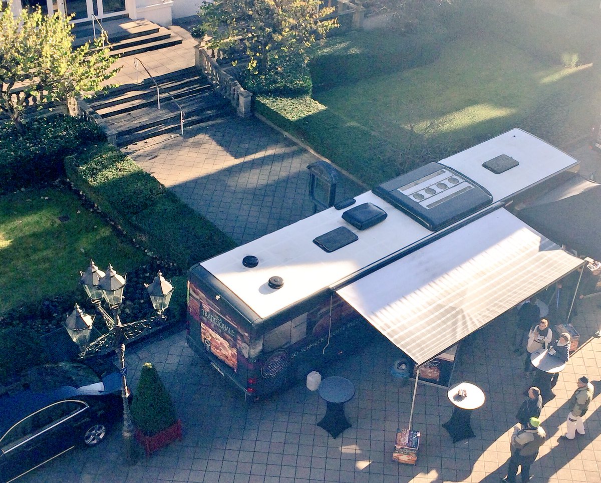 whosaidsandra's tweet photo. Der Moment, wenn zum Geburtstag deines Chefs ein Pizzabus organisiert wird 🙏🏻😎 #HappyBirthdayChef #gratisPizza 🍕 https://t.co/c6Eq9EtoGx